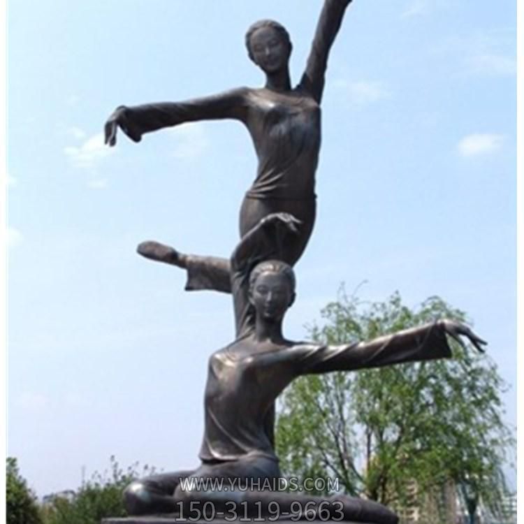 校园广场摆放铸铜人物景观雕像博鱼网页版