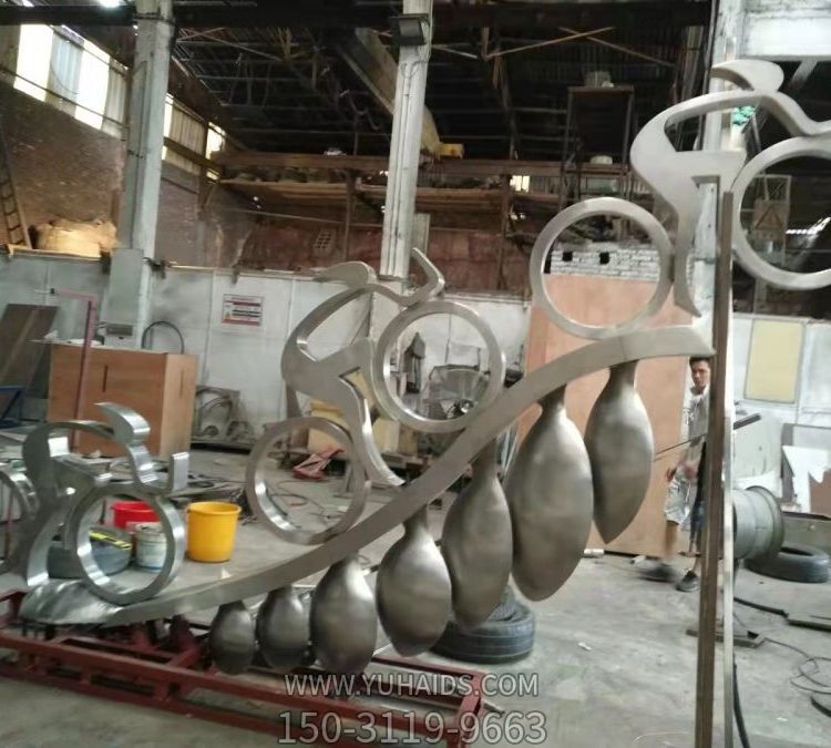 抽象园林广场不锈钢骑行车的抽象人物博鱼网页版