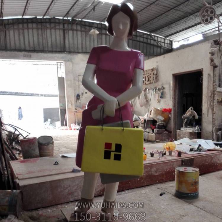 园林广场购物的玻璃钢抽象人物博鱼网页版