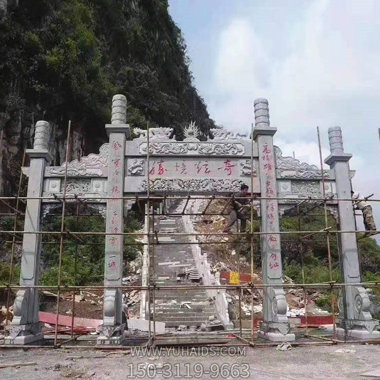 景区入口摆放新中式青石雕刻三门石牌坊博鱼网页版
