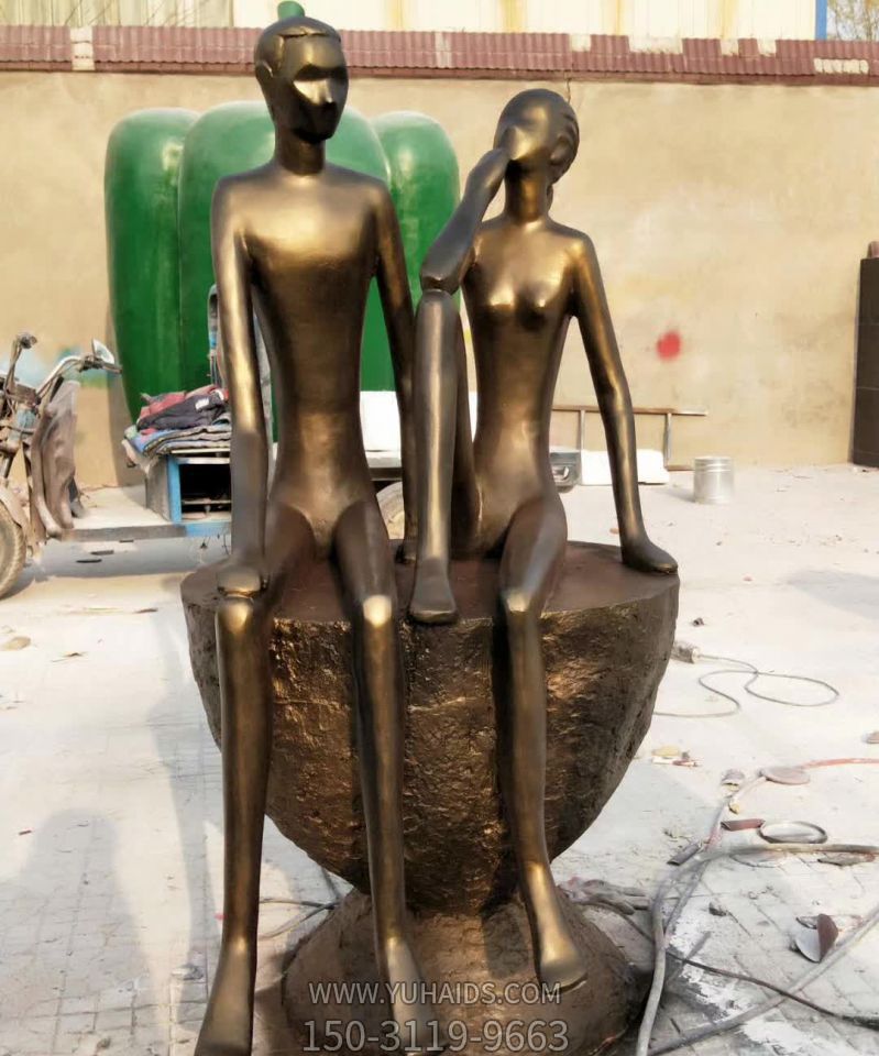 公园坐着聊天的铜雕抽象情侣博鱼网页版