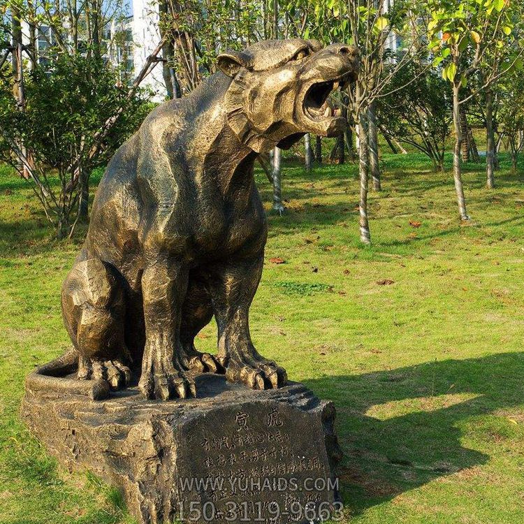 公园里摆放的一只大叫的玻璃钢创意虎博鱼网页版