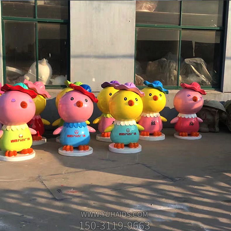 公园里街道边摆放的五颜六色的玻璃钢卡通鸡博鱼网页版