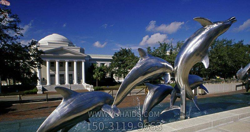 酒店水池中跳跃几只不锈钢海豚博鱼网页版