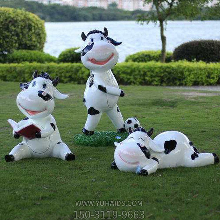 玻璃钢喷漆卡通奶牛看书 踢足球趴着玩耍幼儿园组合小品博鱼网页版