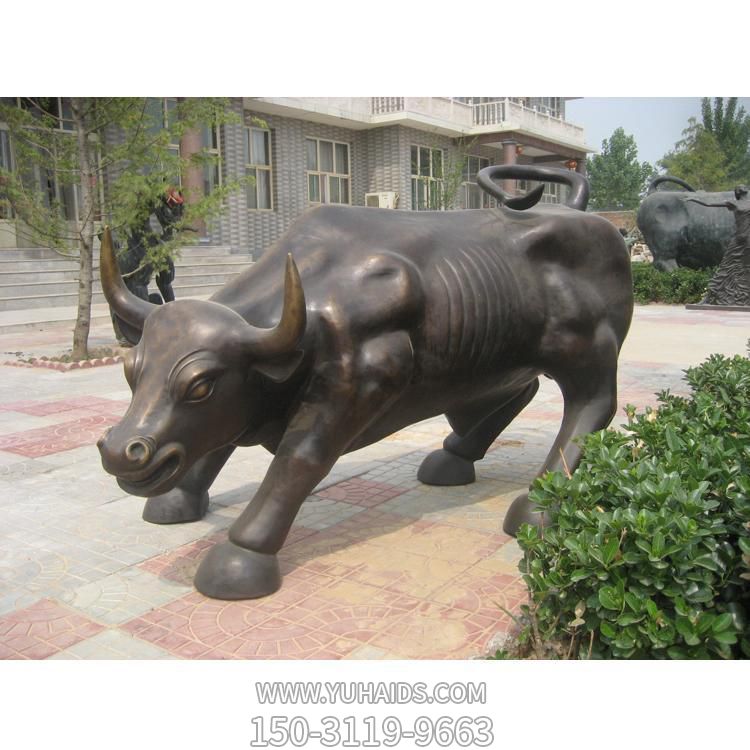 广场摆放黄铜铸造大型华尔街牛动物博鱼网页版