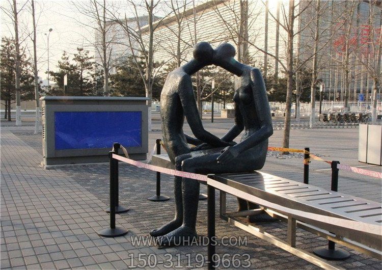 户外街道长椅坐着亲吻的抽象人物博鱼网页版