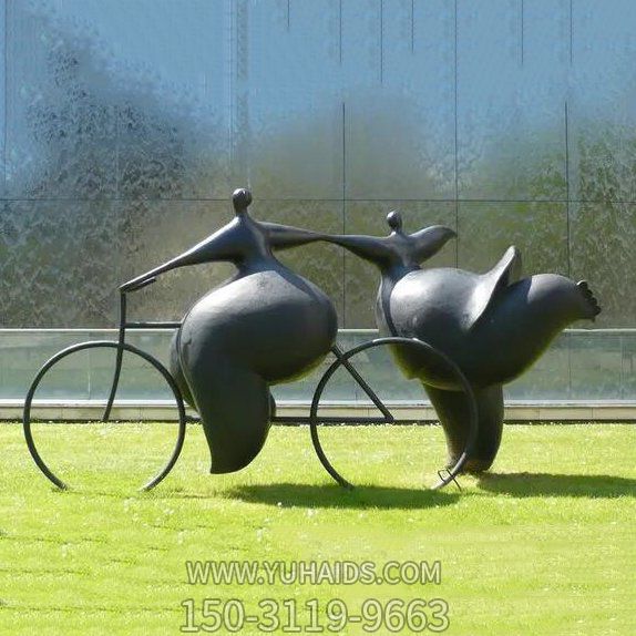 广场草地摆放大型玻璃钢仿铜抽象骑车人物博鱼网页版
