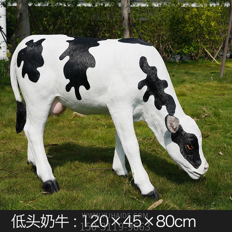 公园一只低头吃草的玻璃钢牛博鱼网页版