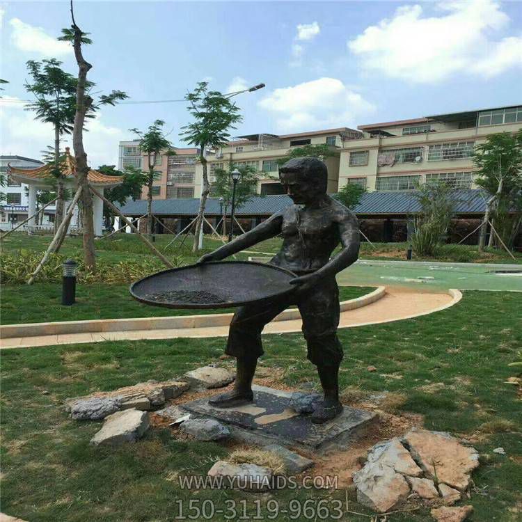 城市街道公园晒茶的玻璃钢仿铜人物景观博鱼网页版