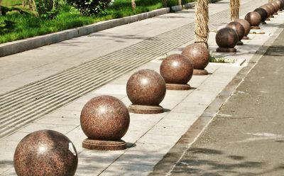 城市道路街边摆放枫叶红挡车石