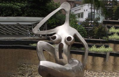 海边不锈钢抽象坐着的女人博鱼网页版