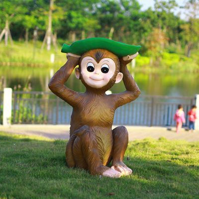 公园草地上摆放的头戴树叶的玻璃钢猴子博鱼网页版