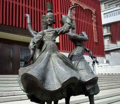 广场少数民族美女跳舞青铜博鱼网页版