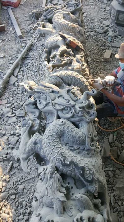 石雕盘龙柱雕刻