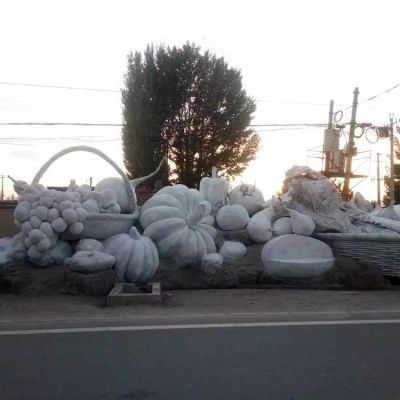 城市街头摆放大型水泥果蔬景观博鱼网页版