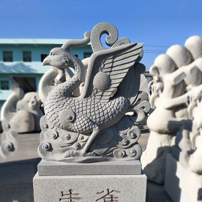 公园里摆放的行走的青石石雕创意朱雀博鱼网页版