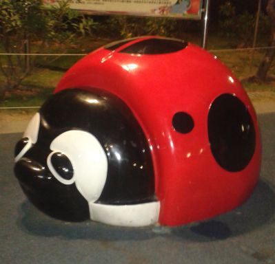 街道边摆放的胖胖的玻璃钢卡通瓢虫博鱼网页版