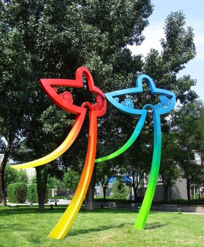 景区公园操场摆放剪影喷漆一红一篮不锈钢风筝博鱼网页版