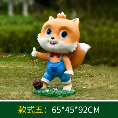 草坪一只玩耍的玻璃钢卡通松鼠博鱼网页版