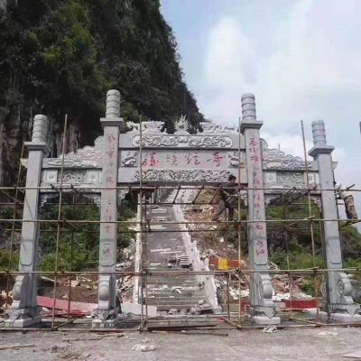 景区入口摆放新中式青石雕刻三门石牌坊博鱼网页版