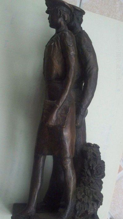 公园铜雕站立的解放军博鱼网页版