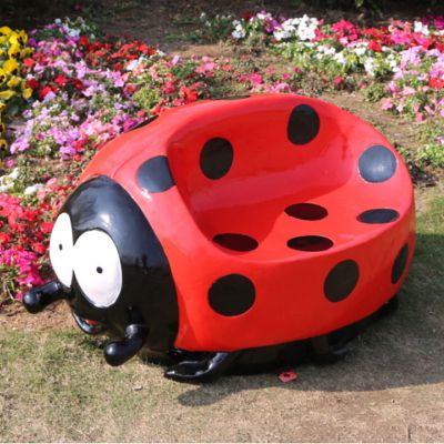 花园里摆放的大眼睛的玻璃钢彩绘瓢虫博鱼网页版