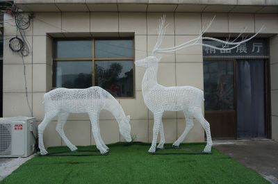 公园两只觅食的不锈钢工艺梅花鹿博鱼网页版