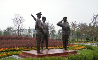 公园大型仿真人物博鱼网页版景观敬礼的警察博鱼网页版