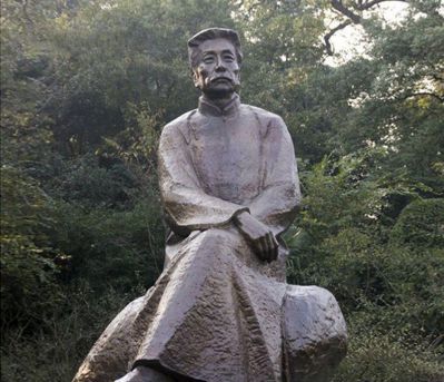 玻璃钢公园景区景观人物景观装饰品坐在石头上的鲁迅博鱼网页版