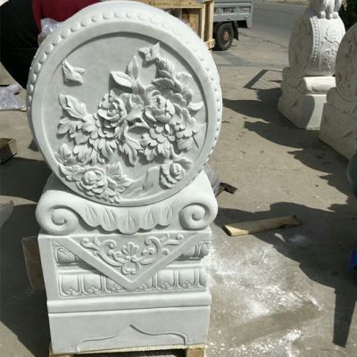 别墅园林门前摆放汉白玉浮雕花朵门墩抱鼓石