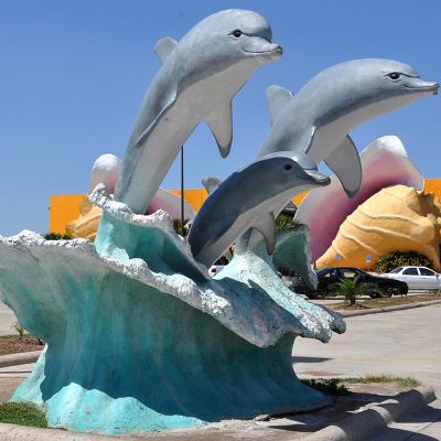 游乐场三只石雕海豚博鱼网页版