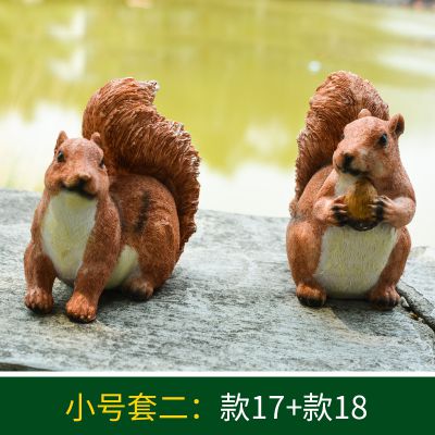 池塘边两只休息的玻璃钢松鼠博鱼网页版