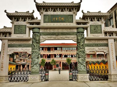 晴霞古寺青石龙柱浮雕复式门楼牌坊
