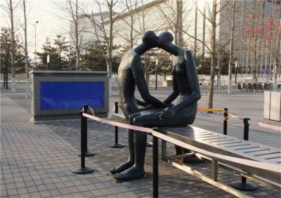 户外街道长椅坐着亲吻的抽象人物博鱼网页版