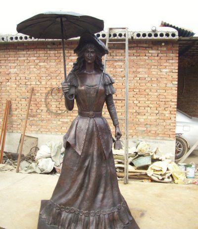 公园西洋铜雕打伞的美女博鱼网页版