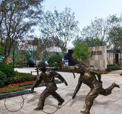 公园铜雕滚铁环的儿童博鱼网页版