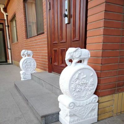 庭院门口摆放汉白玉浮雕小象抱鼓石摆件