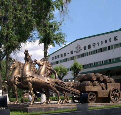 企业广场铸造纯铜漆金马车拉木桶马车博鱼网页版