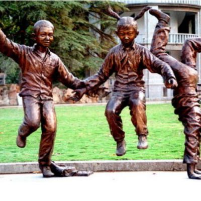 户外公园铜雕玩耍嬉戏的儿童景观博鱼网页版