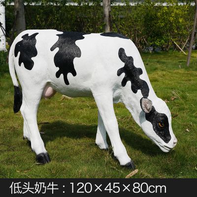 公园一只低头吃草的玻璃钢牛博鱼网页版