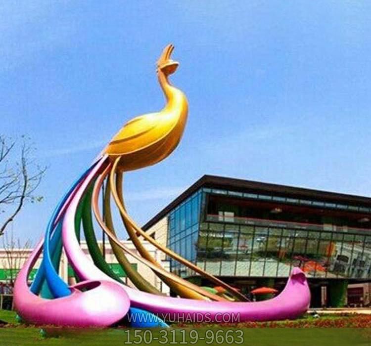 草坪上一只高冷的不锈钢镂空的孔雀博鱼网页版