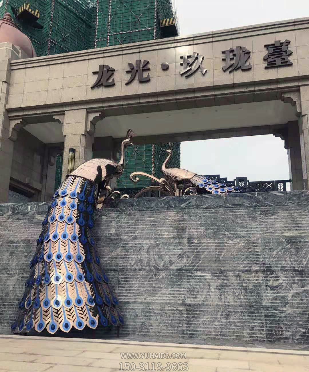 小区墙上两只有限的不锈钢镂空孔雀博鱼网页版
