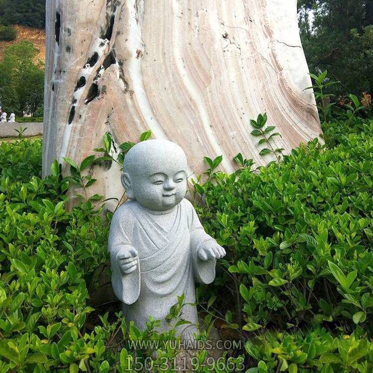 寺院户外草丛摆放天然砂岩雕刻小沙弥雕像博鱼网页版