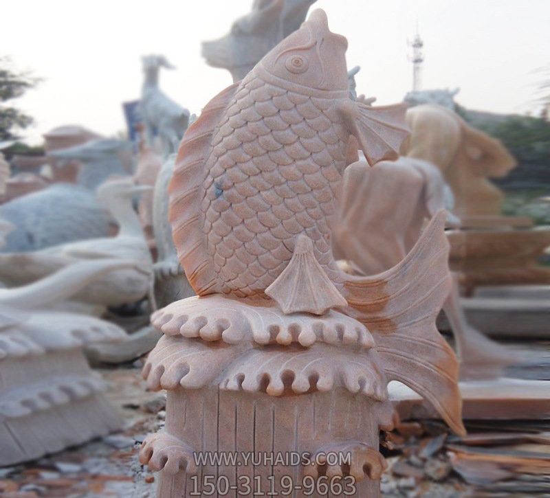 荷塘里摆放坐立的晚霞红石雕创意鲤鱼博鱼网页版