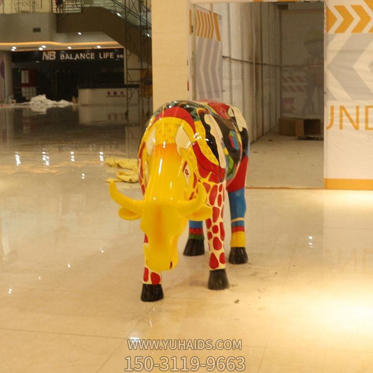 商场室内摆放玻璃钢彩绘创意牛动物博鱼网页版