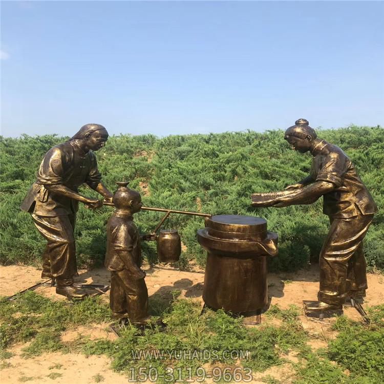 玻璃钢仿铜一家三口推石磨豆 步行街民俗情景小品博鱼网页版