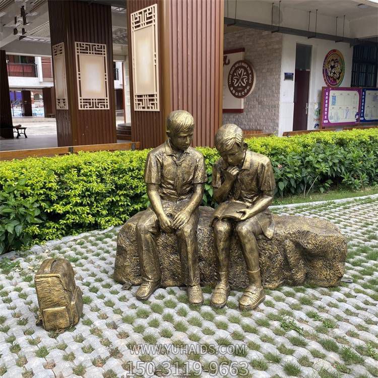 城市街道草坪摆放玻璃钢仿铜学生看书人物小品博鱼网页版