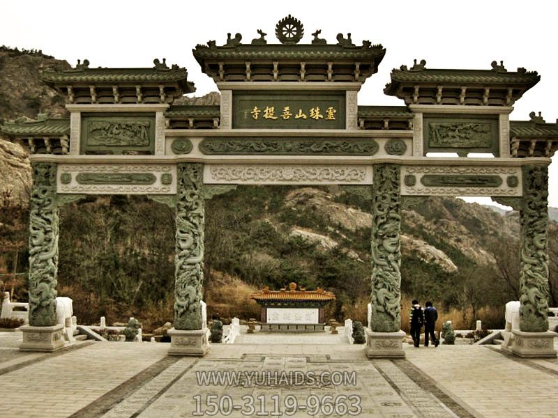 菩提寺院门前摆放龙柱浮雕三门青石牌坊博鱼网页版