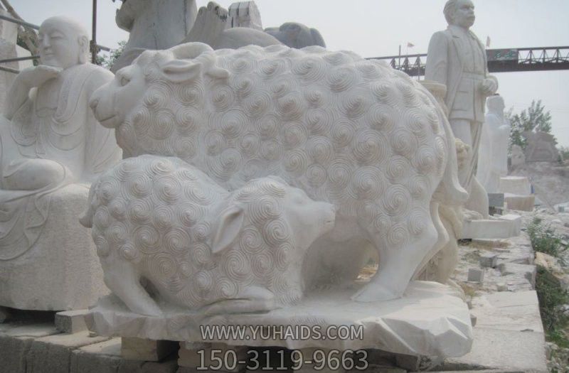 景区草地摆放的喂奶的玻璃钢仿真绵羊博鱼网页版